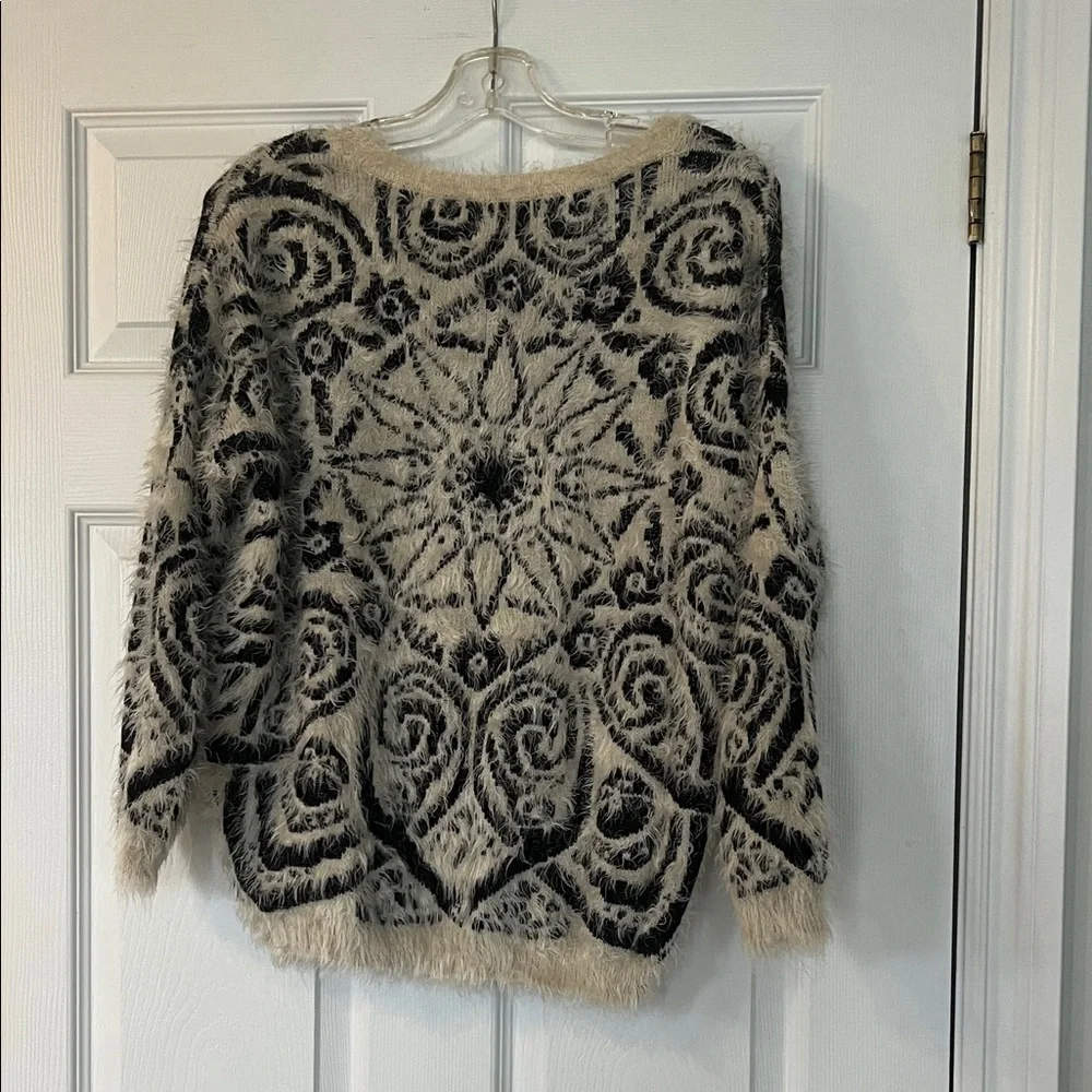 Elegant Black and Cream Floral Sweater - Picture 3 of 3